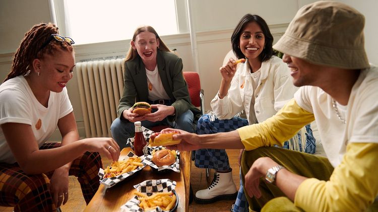 穿著系列服飾的好處，是可以大吃大喝，繼續在上面添加污漬。翻攝IG@heinzvintagedrip