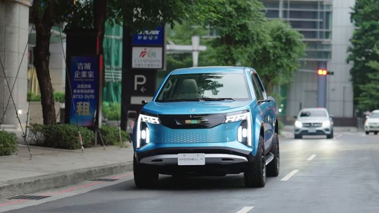 在這波暖身預告最早現身的Model V電動皮卡，摩登的外型可說驚艷車壇，但是否在國內投產目前仍未明朗。鴻海影片截圖