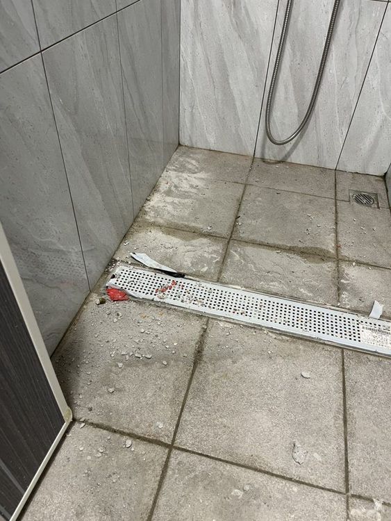 浴室內部都還是碎石碎屑。引自批踢踢