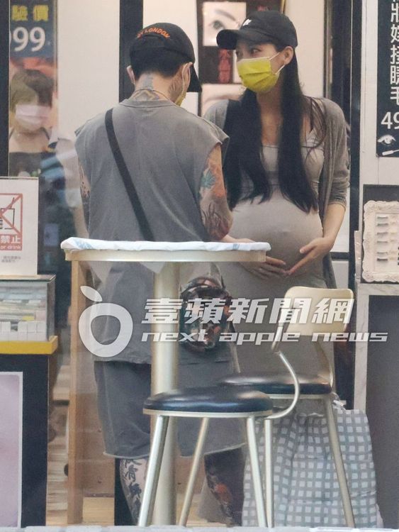 莉婭（右）雙手捧著肚子。特勤中心攝