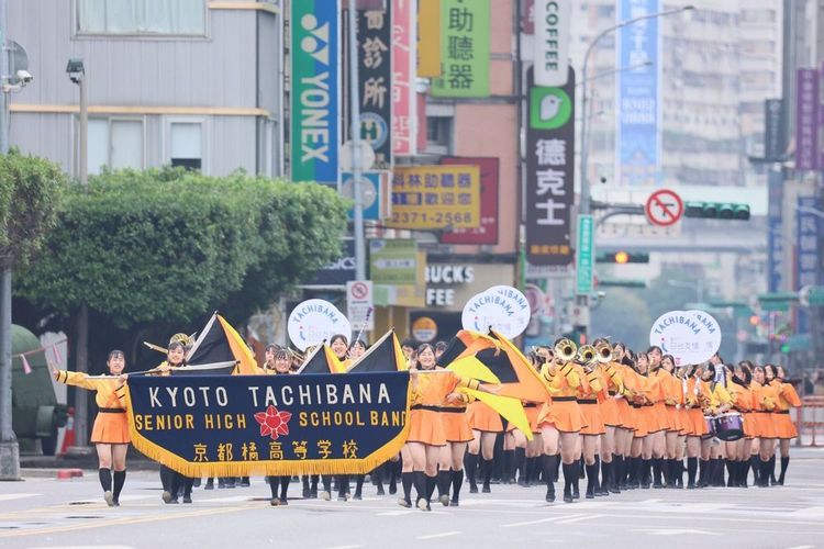 「橘色惡魔」一登場就吸引觀眾目光。葉志明攝