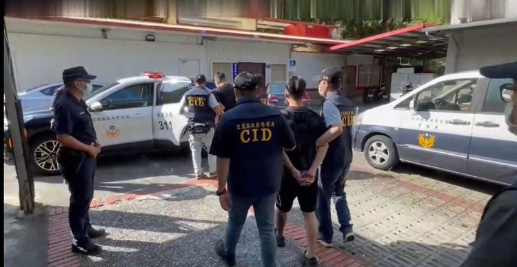 警方在旅館中救出遭拘禁的謝姓男子，將涉案的一干人等送辦。讀者提供