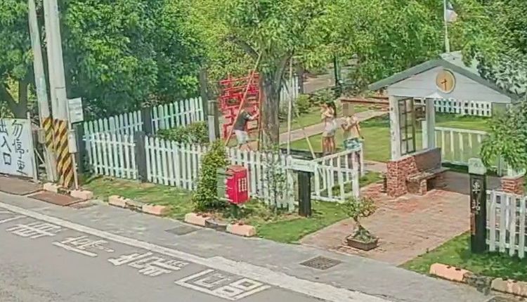 警方調閱監視器發現有二對男女進入車站裸拍。讀者提供