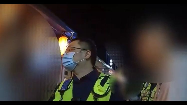 一行人不滿警方到場，發生拉扯。翻攝畫面