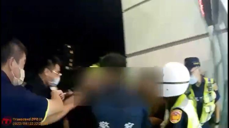 2人被帶回分局時，其餘人等又跑到門口嗆聲。翻攝畫面