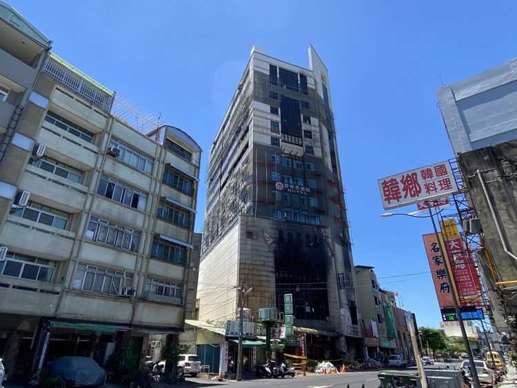 彰化屋齡30年「喬友大樓」，樓高15層，去年曾創下超高總價4000萬元交易，如今因公安問題判定拆除。翻攝畫面