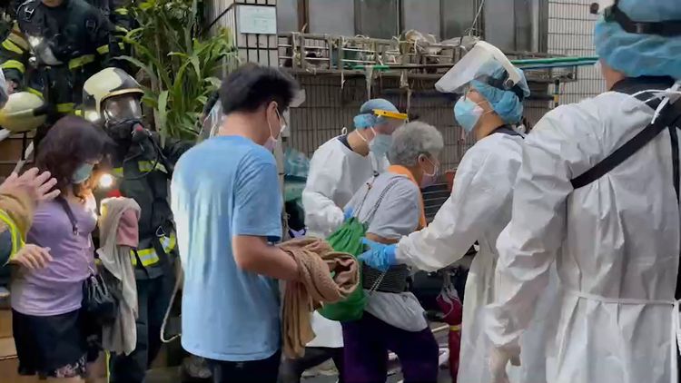 警消救出公寓住戶。翻攝畫面