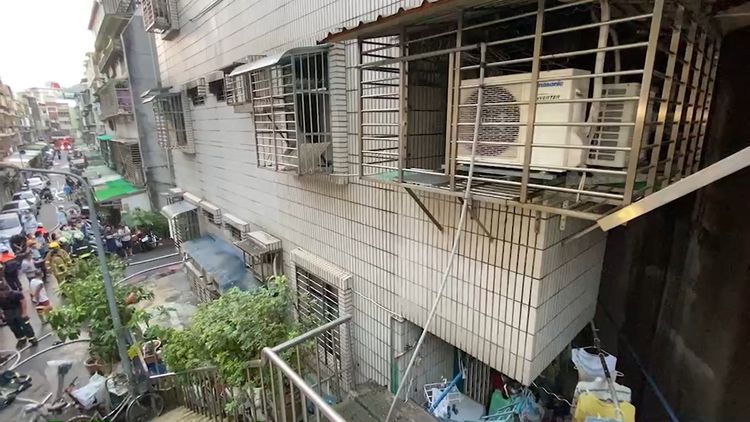 起火戶住戶當時爬鐵窗逃生。翻攝畫面