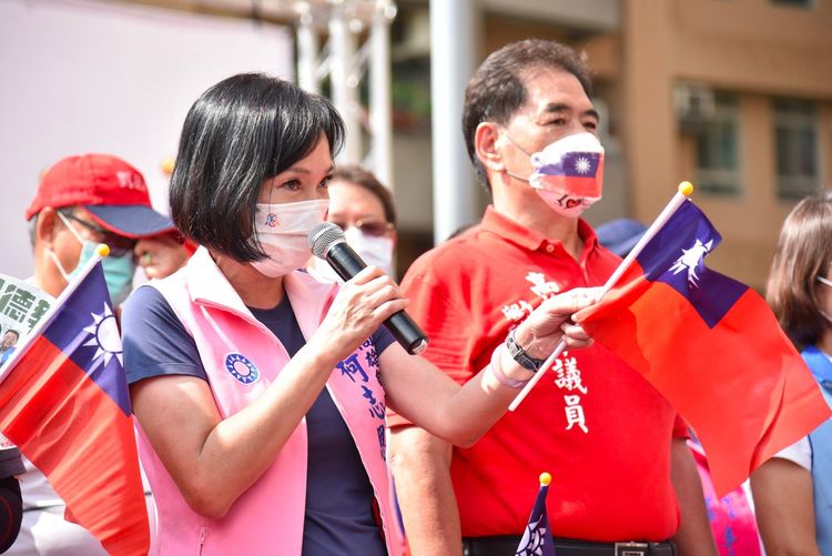 柯志恩討論浮屍和自殺問題遭轟冷血，今反擊問陳其邁是否也冷血。讀者提供