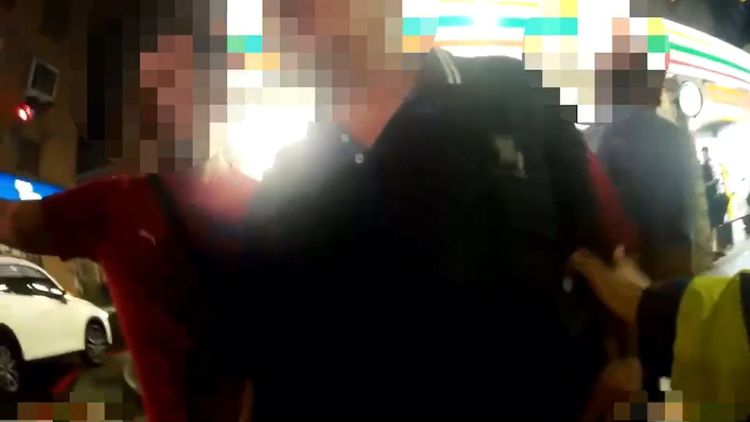 警方阻擋李男親友靠近。翻攝畫面