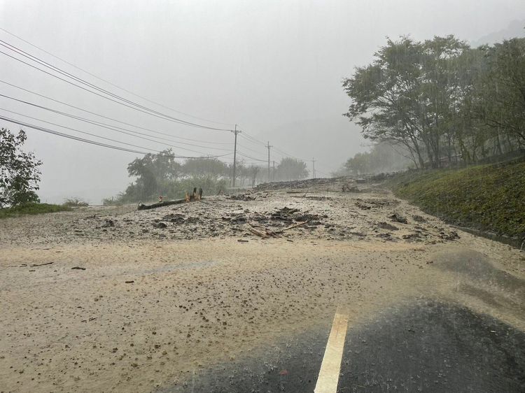 橫公路台7線86.5K宜蘭縣大同鄉英士路段因雨勢過大，造成上邊坡土石坍方，阻斷雙向交通。公路總局提供