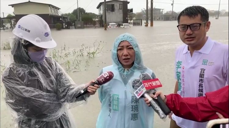 民眾黨宜蘭縣長陳琬惠與宜蘭市長李家豪冒雨前往大水災區了解災情狀況。民眾黨提供