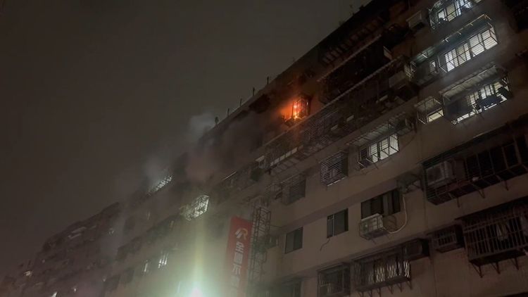 現場竄出火煙，由消防人員搶救。翻攝畫面