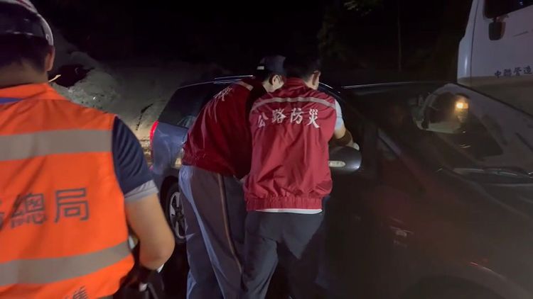 現場發放物資。公路總局提供