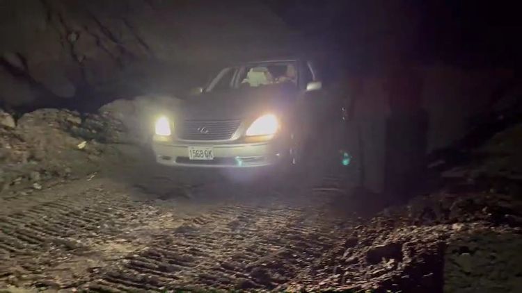 受困車輛通行。公路總局提供