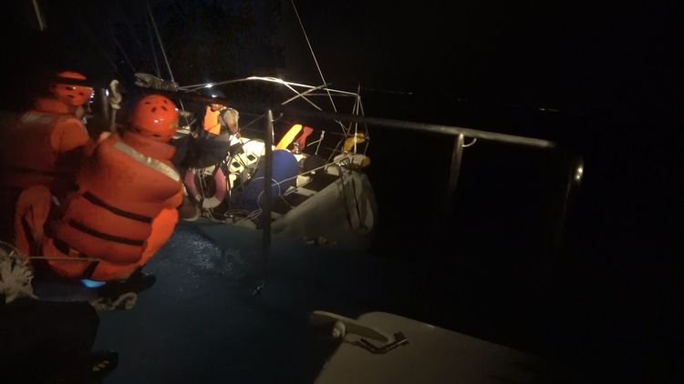 海象惡劣下，增加救援人員上船等難度。海巡提供