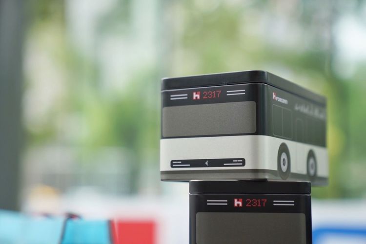 鴻海科技日送Model T便當盒。翻攝官方臉書