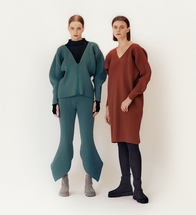 品牌經典的縐褶過往多用於聚酯纖維面料，近幾季則延伸在針織等不同材質，做出如本季織褶技術的新變化。品牌提供