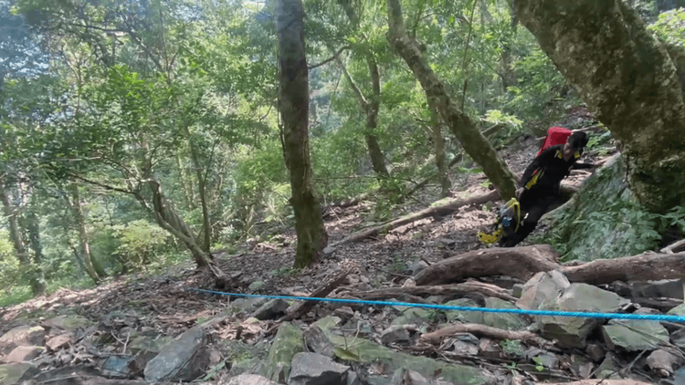 山難搜救人員接駁了長達300公尺繩索，才抵達陳姓男子受困位置。民眾提供