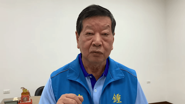 鍾東錦競選總部執行長徐廷琮表示，國民黨縣長提名人謝福弘，更為了當官、拋棄國民黨。鍾東錦競總提供