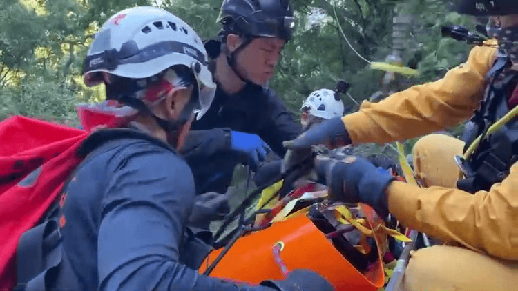 陳姓男子受困山區二晝夜，幸好被及時發現送醫。民眾提供