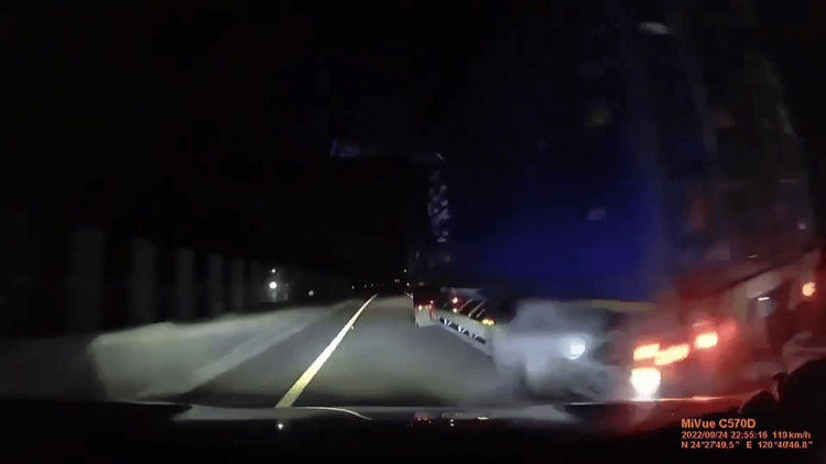 後方砂石車追撞前方貨櫃車瞬間。翻攝記者爆料網