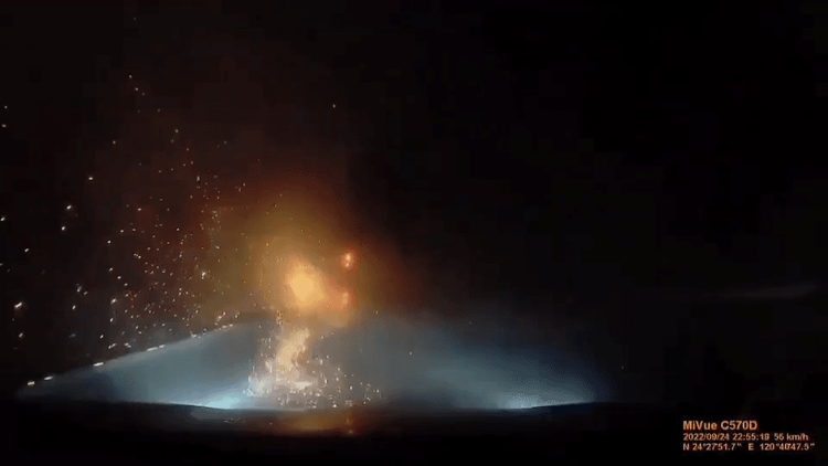 貨櫃車側翻在中央分隔島上，刮出驚人火花。翻攝記者爆料網