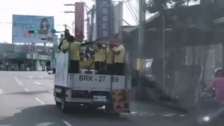 貨車車斗載運的民眾大都站著。民眾提供