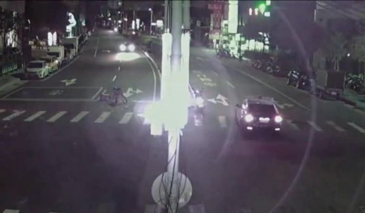 男子彎腰撿拾，轎車駕駛沒注意，就直接撞飛。翻攝畫面