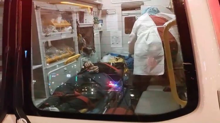 騎士被救護車送往醫院。翻攝畫面