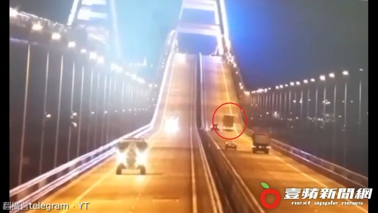貨櫃車（紅圈處）開道克里米亞大橋上後不久，旋即發生大爆炸。翻攝自telegram