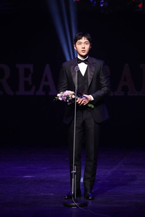 金明洙獲得全球明星獎。翻攝naver