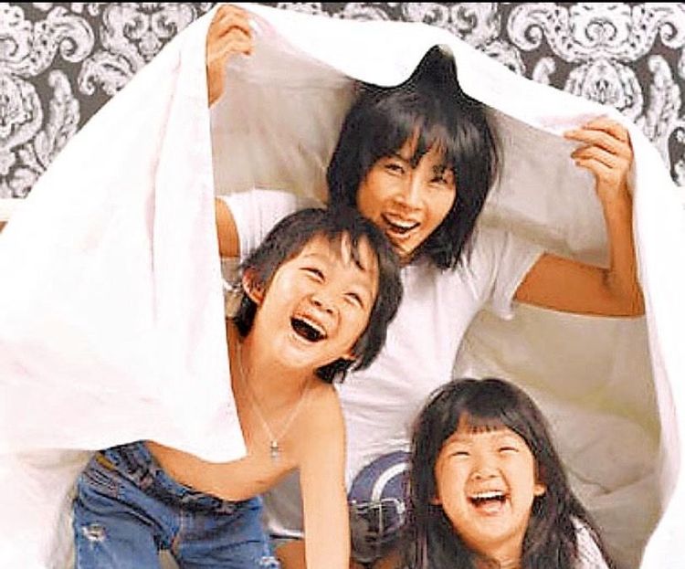 崔真實（後）曾和兒子崔煥熙（左）及女兒崔準熙留下快樂合照。翻攝naver