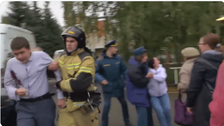 槍擊案發生後，警消協助師生疏散。翻攝推特@nexta_tv