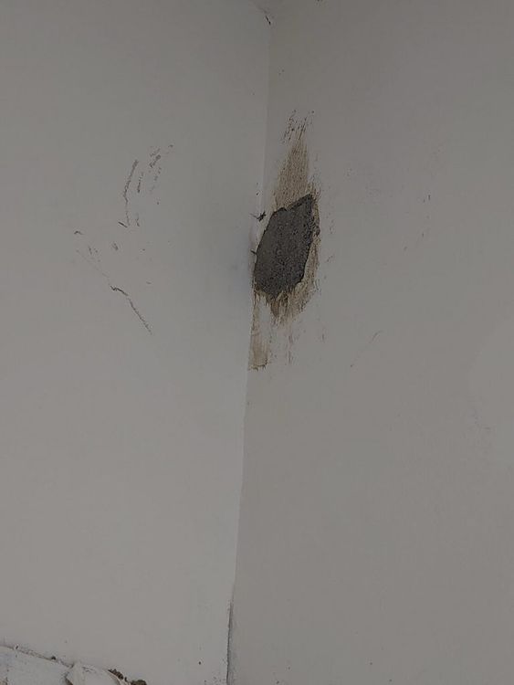 白牆上還有大洞。引自批踢踢