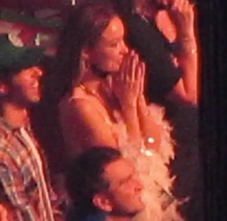 奧莉薇亞忙完新片宣傳，敢去捧場男友哈利的演唱會，眼冒愛心。翻攝pagesix