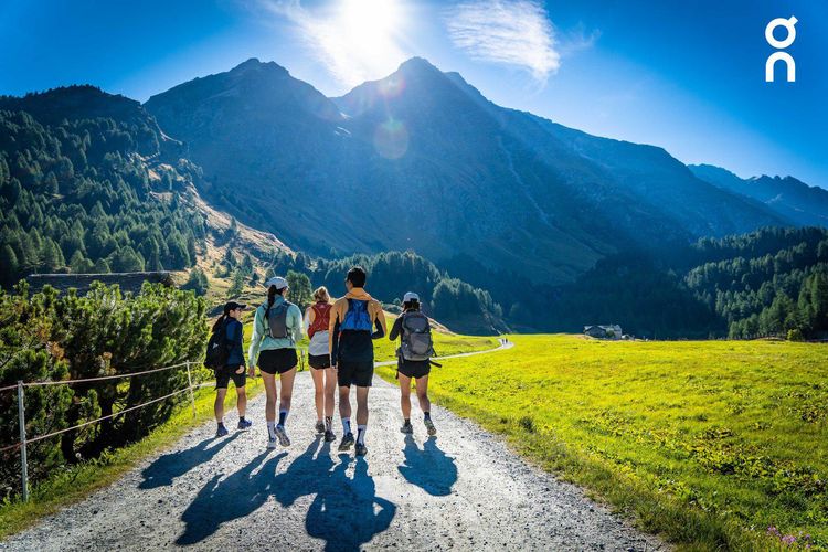 王心恬與各國選手們一起起程。on提供