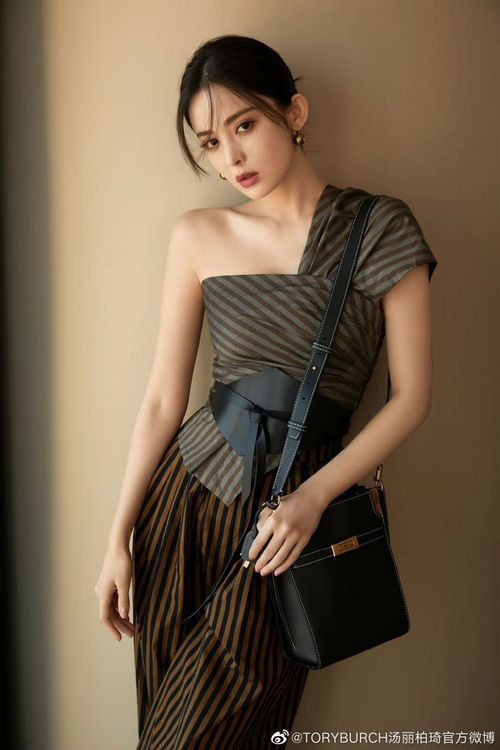 中國女星古力娜扎以斜肩條紋上衣和條紋燈籠褲，搭配炭石黑Lee Bucket水桶包，展現帥氣酷感的一面。品牌提供