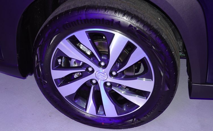 輪胎配置為215/55R17。吳凌祺攝