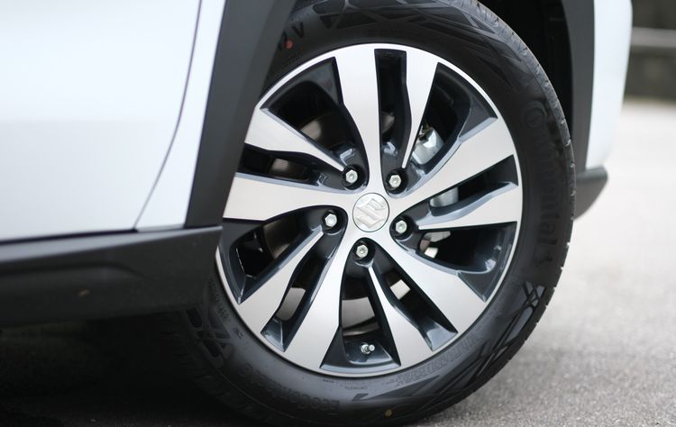 215/55R17配胎建議可再升級。陳志淵攝