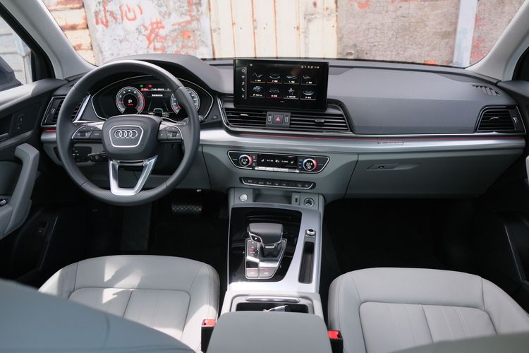 內裝質感佳，配備豐富，可惜沒有手機無線充電板。陳志淵攝