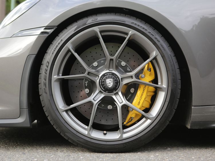 試駕的GT3 Touring PDK版本選配的PCCB陶瓷碳纖維煞車，實際測試比沒有選配的手排版好上不少。翁玉信攝