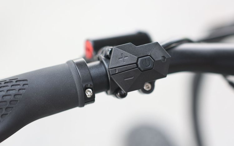 位於左側手把的輔助電能＋/-按鍵。翁玉信攝