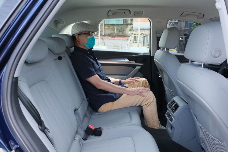 後座前後可以移動、椅背也可調整，但車頂沒有配備天窗。陳志淵攝