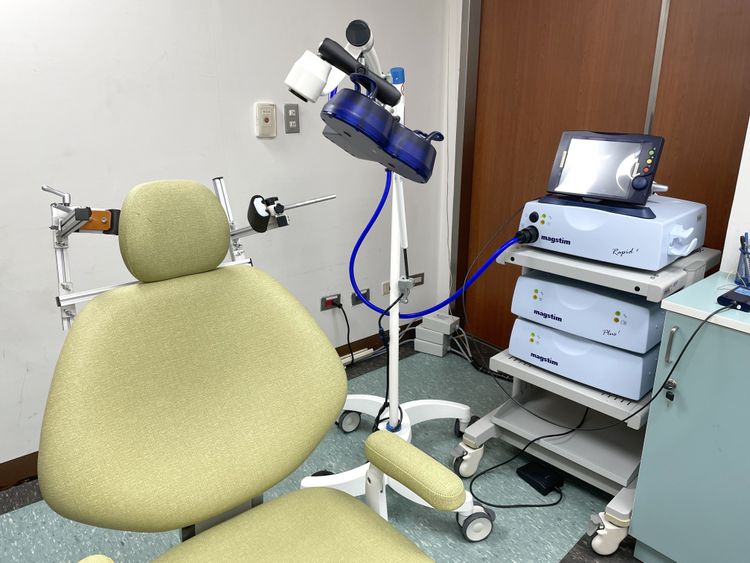 rTMS無須麻醉，副作用少，但未納入健保需自費。院方提供