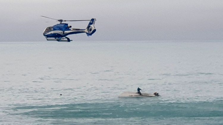 直升機到場協助搜救。美聯社