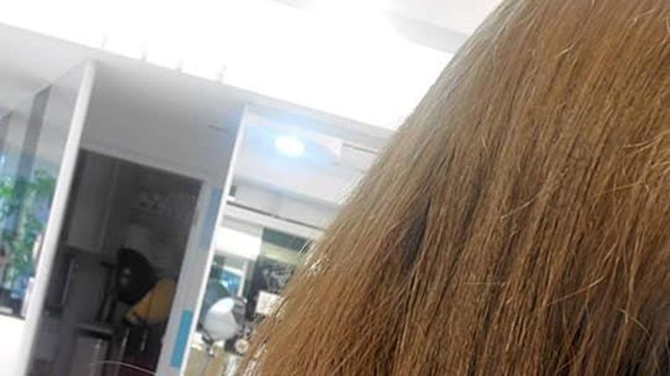 女客人被染出的髮色。翻攝自「爆料公社」