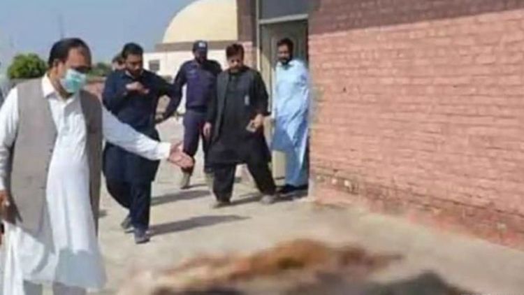 官員發現屍體被任意棄置在屋頂。翻攝畫面