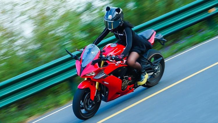 小魚愛吃魚經常穿著黑絲襪騎車跑山。翻攝自小魚愛吃魚抖音