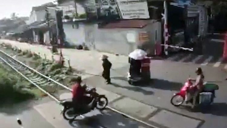 當地許多民眾都無視柵欄，任意穿越平交道。翻攝自《BAOMOI》